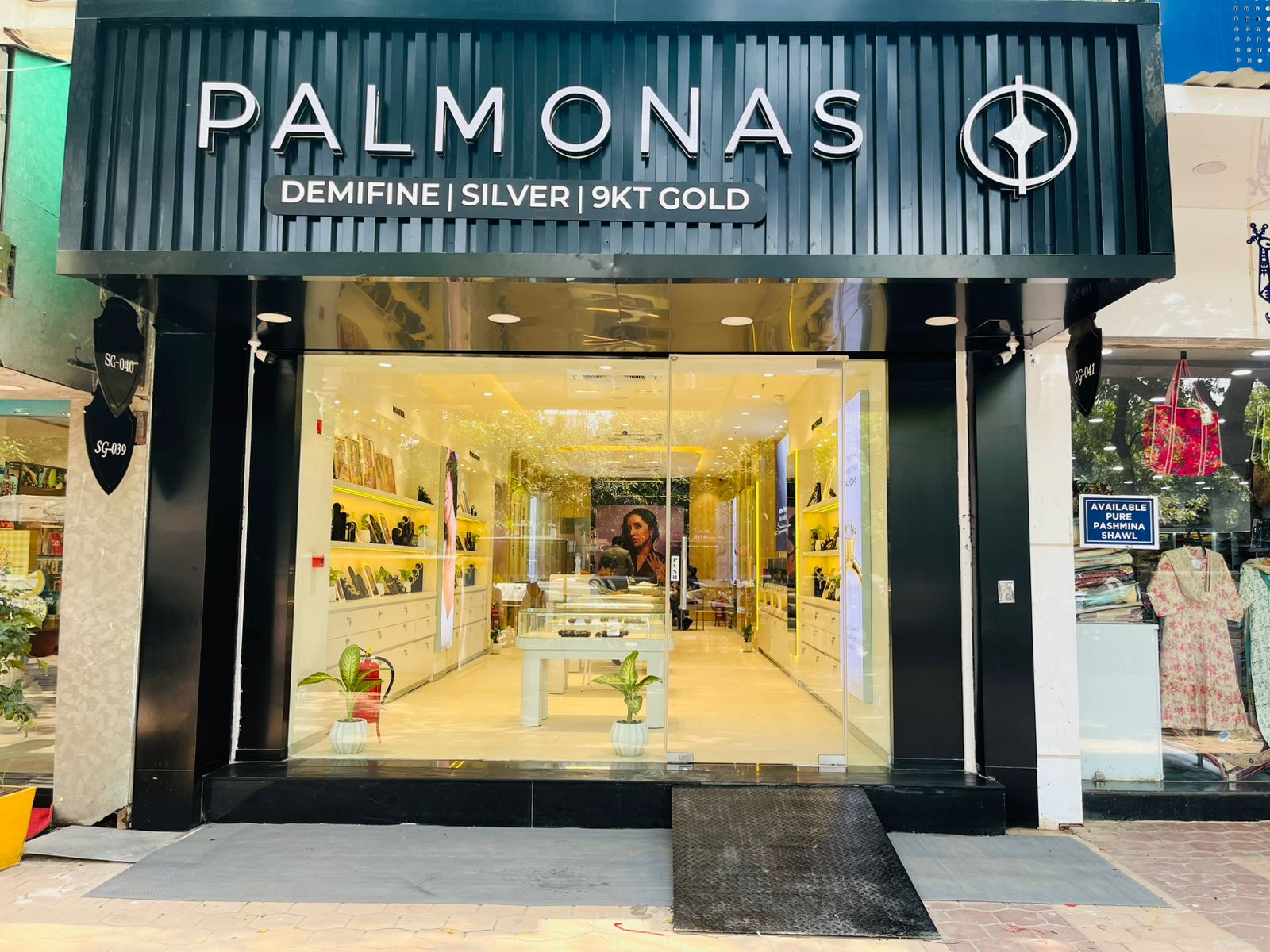 DLF Galleria Palmonas store